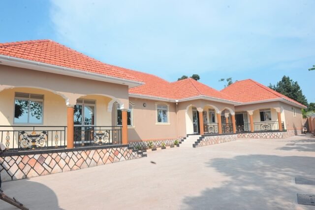 Maison 3 chambres avec cour à Nzérékoré centre