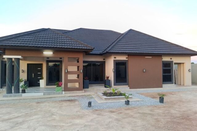 Maison 4 chambres avec cour à Kankan centre